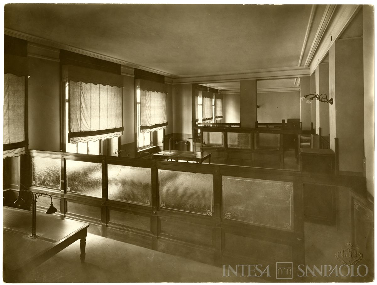 Palazzo di piazza della Scala 6, back office del salone A, fine 1911 (Luca Comerio)