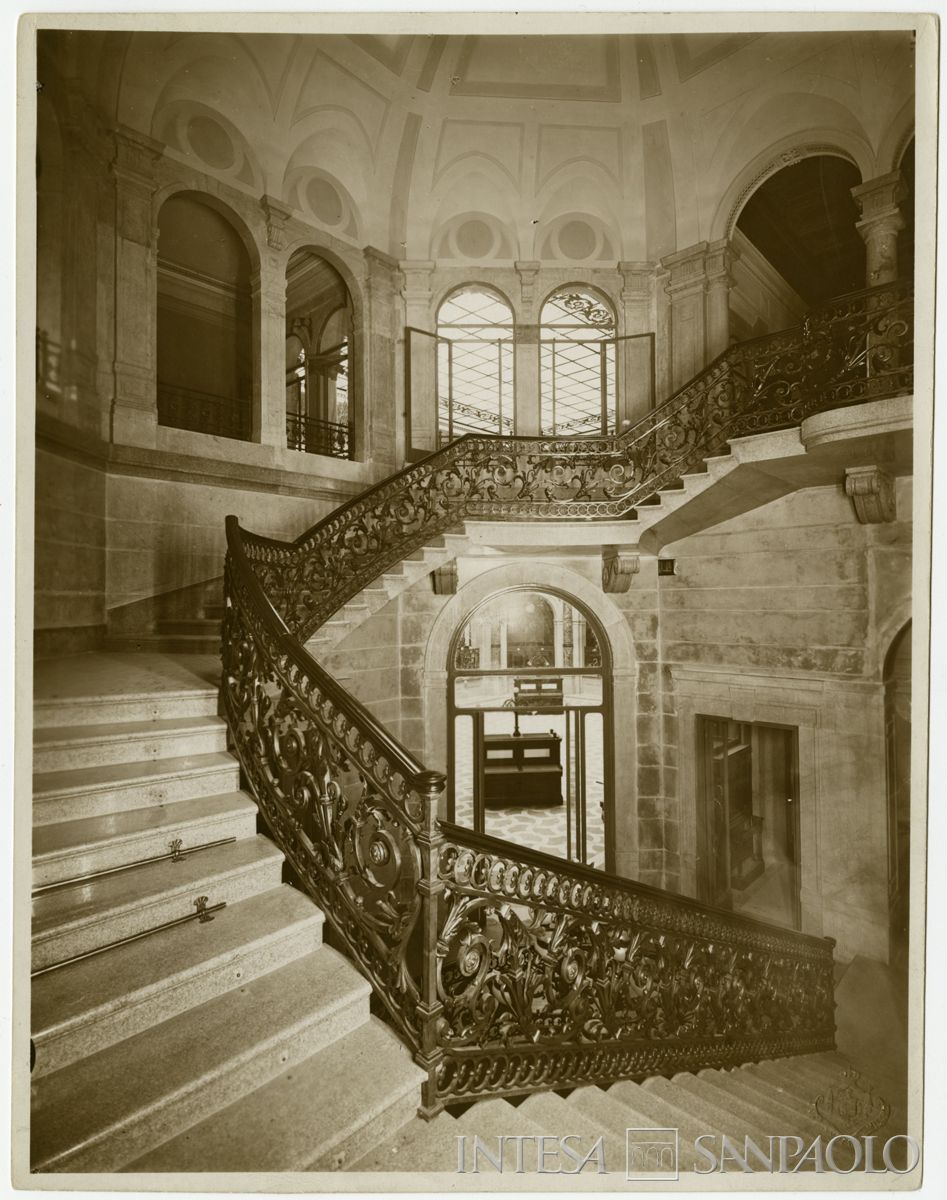 Palazzo di piazza della Scala 6, scalone d'onore, fine 1911 (Luca Comerio)