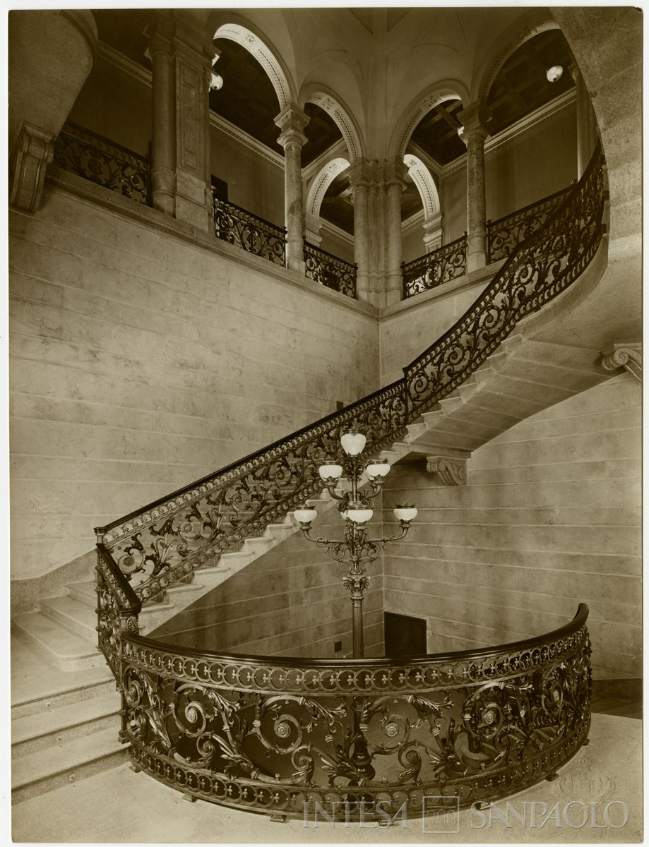 Palazzo di piazza della Scala 6, scalone d'onore, fine 1911 (Luca Comerio)