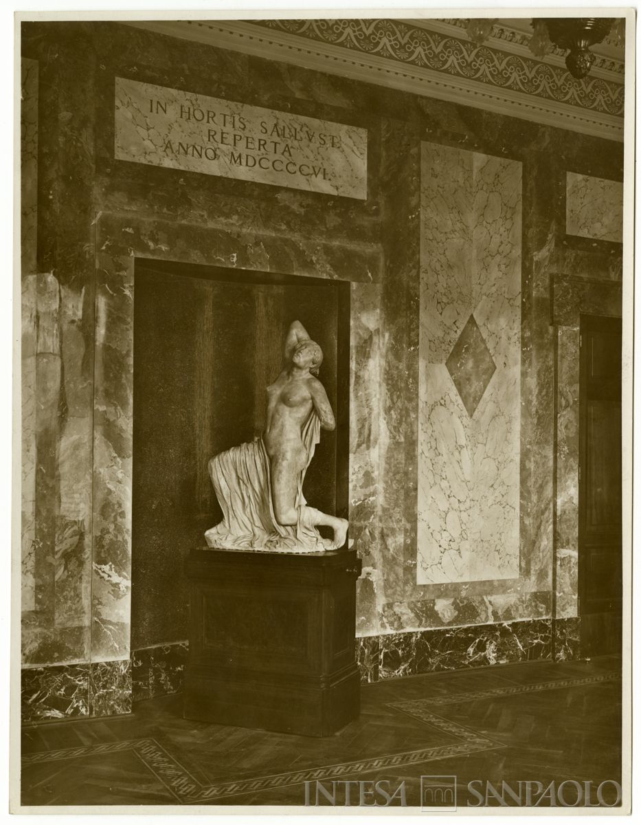 Palazzo di piazza della Scala 6, statua della Niobide nella sala di rappresentanza detta Niobe, fine 1911 (Luca Comerio)