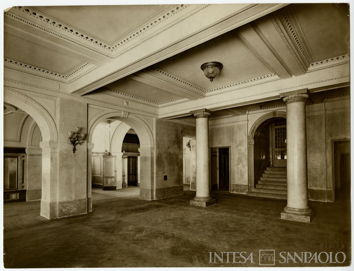 Palazzo di piazza della Scala 6, atrio del caveau delle cassette di sicurezza, fine 1911 (Luca Comerio)