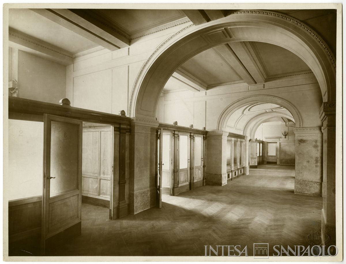 Palazzo di piazza della Scala 6, area delle postazioni individuali per l'apertura delle cassette di sicurezza, fine 1911 (Luca Comerio)