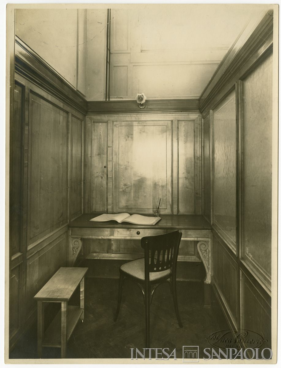 Palazzo di piazza della Scala 6, box con postazione individuale per l'apertura delle cassette di sicurezza, fine 1911 (Luca Comerio)