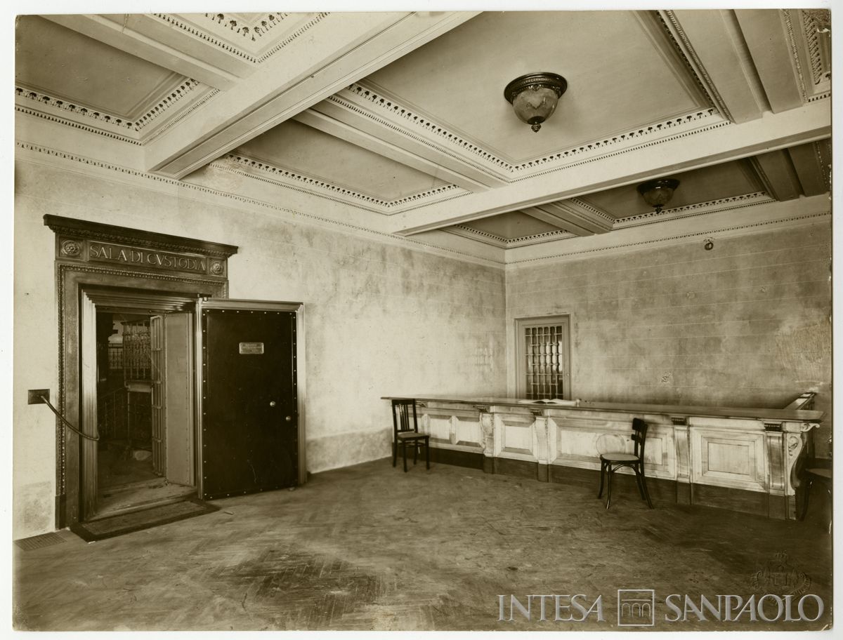 Palazzo di piazza della Scala 6, atrio d'accesso al caveau principale, fine 1911 (Luca Comerio)