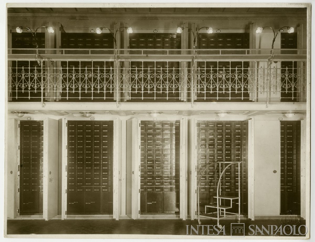 Palazzo di piazza della Scala 6, dettaglio sugli armadi delle cassette di sicurezza nel caveau principale, fine 1911 (Luca Comerio)