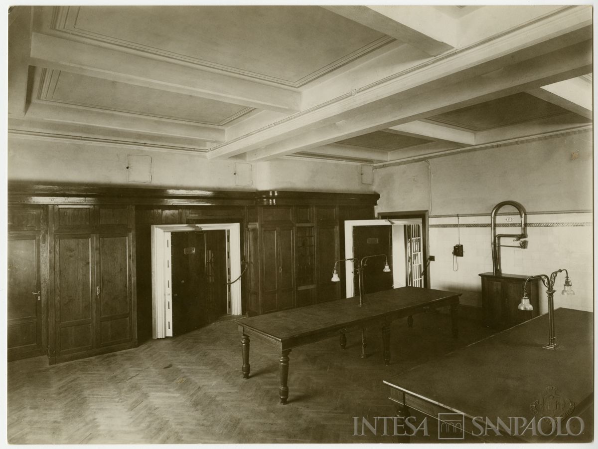 Palazzo di piazza della Scala 6, anticamera dei due caveau detti 'Tesoro' e 'Dossier', con porte blindate chiuse, fine 1911 (Luca Comerio)