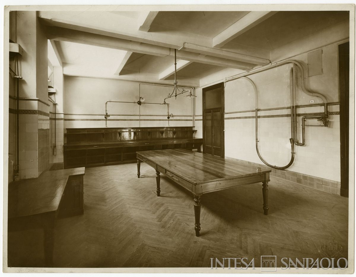 Palazzo di piazza della Scala 6, ufficio spedizioni - stanza del capoufficio, fine 1911 (Luca Comerio)