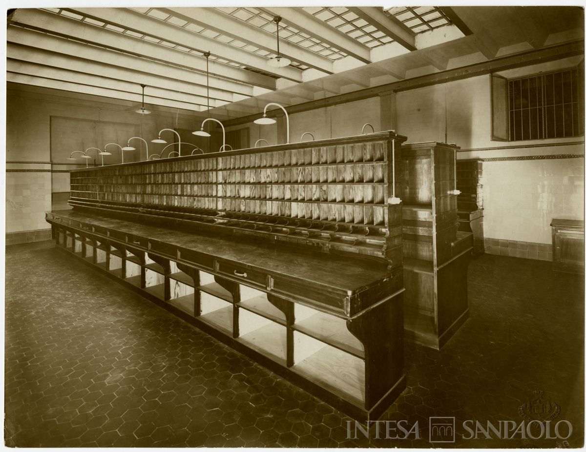 Palazzo di piazza della Scala 6, ufficio spedizioni - sala fattorini, fine 1911 (Luca Comerio)