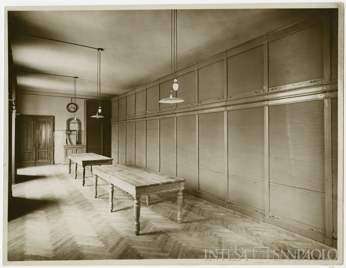 Palazzo di piazza della Scala 6, locale archivio con armadi chiusi, fine 1911 (Luca Comerio)