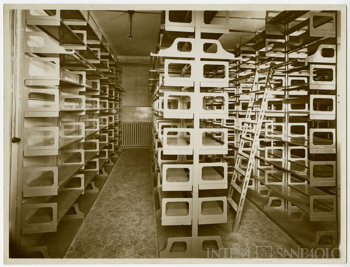 Palazzo di piazza della Scala 6, scaffalatura dell'archivio, novembre 1911 (Luca Comerio)
