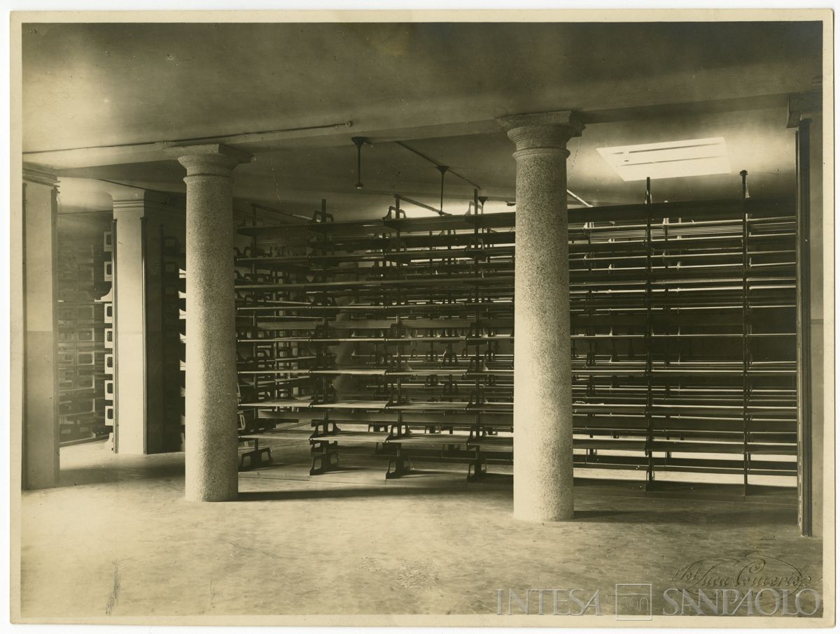Palazzo di piazza della Scala 6,  locale archivio con scaffalatura aperta, fine 1911 (Luca Comerio)