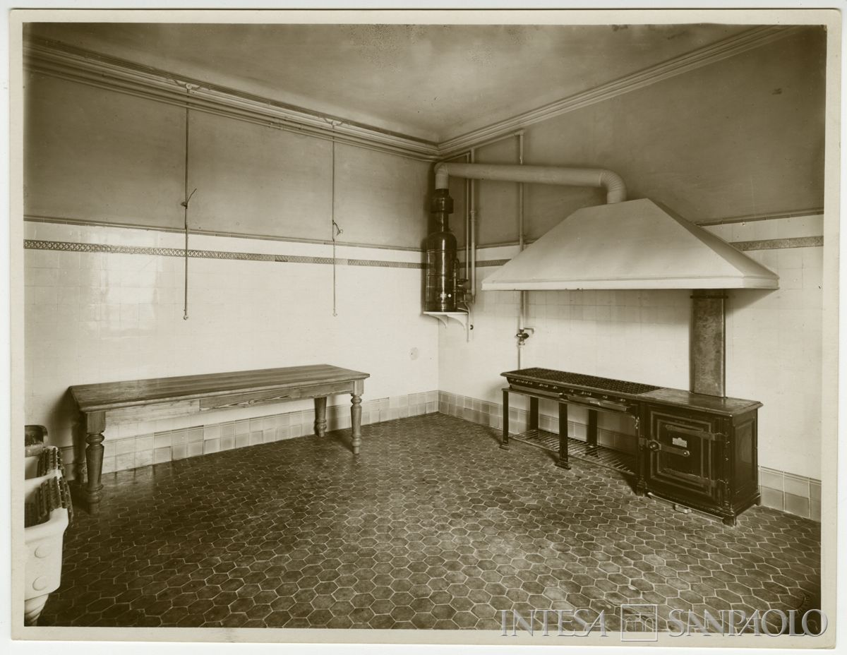 Palazzo di piazza della Scala 6, cucina per i fattorini senza stoviglie, fine 1911 (Luca Comerio)
