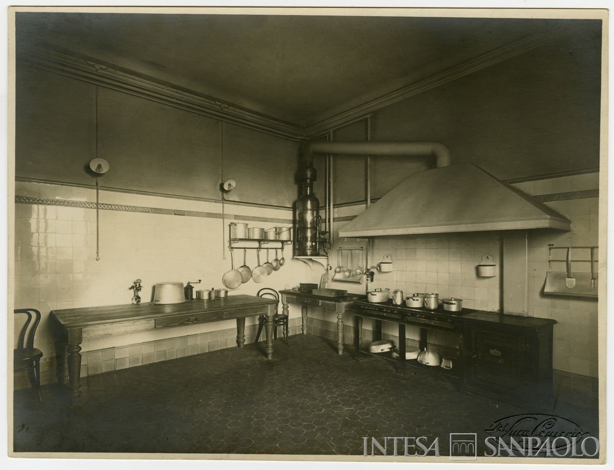 Palazzo di piazza della Scala 6, cucina per i fattorini con stoviglie, fine 1911 (Luca Comerio)