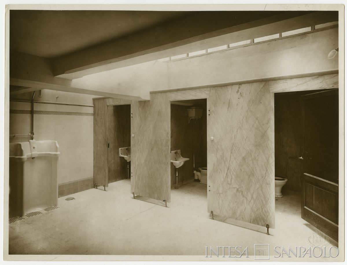 Palazzo di piazza della Scala 6, servizi igienici nel piano sotterraneo, fine 1911 (Luca Comerio)