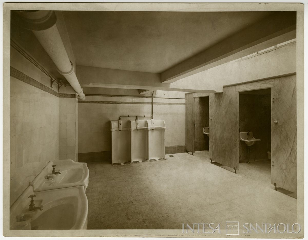 Palazzo di piazza della Scala 6, servizi igienici nel piano sotterraneo, fine 1911 (Luca Comerio)