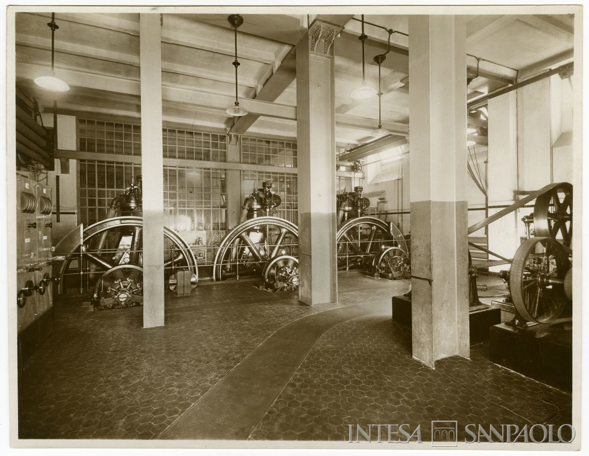 Palazzo di piazza della Scala 6, sala delle macchine con dinamo motrici compound, fine 1911 (Luca Comerio)
