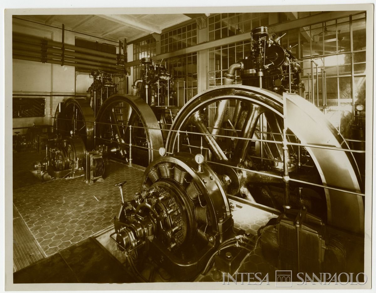 Palazzo di piazza della Scala 6, sala delle macchine con dinamo motrici compound, fine 1911 (Luca Comerio)