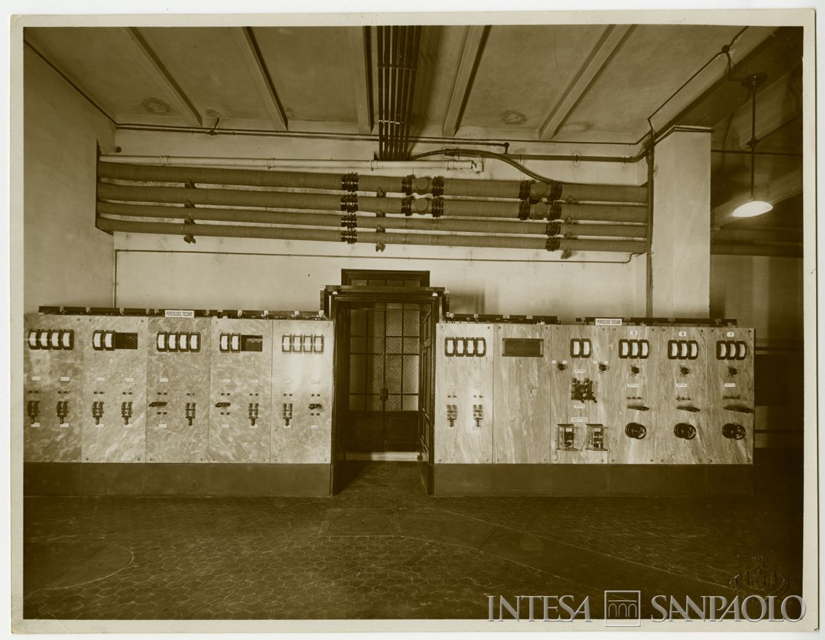 Palazzo di piazza della Scala 6, quadro di distribuzione dell'energia elettrica, fine 1911 (Luca Comerio)