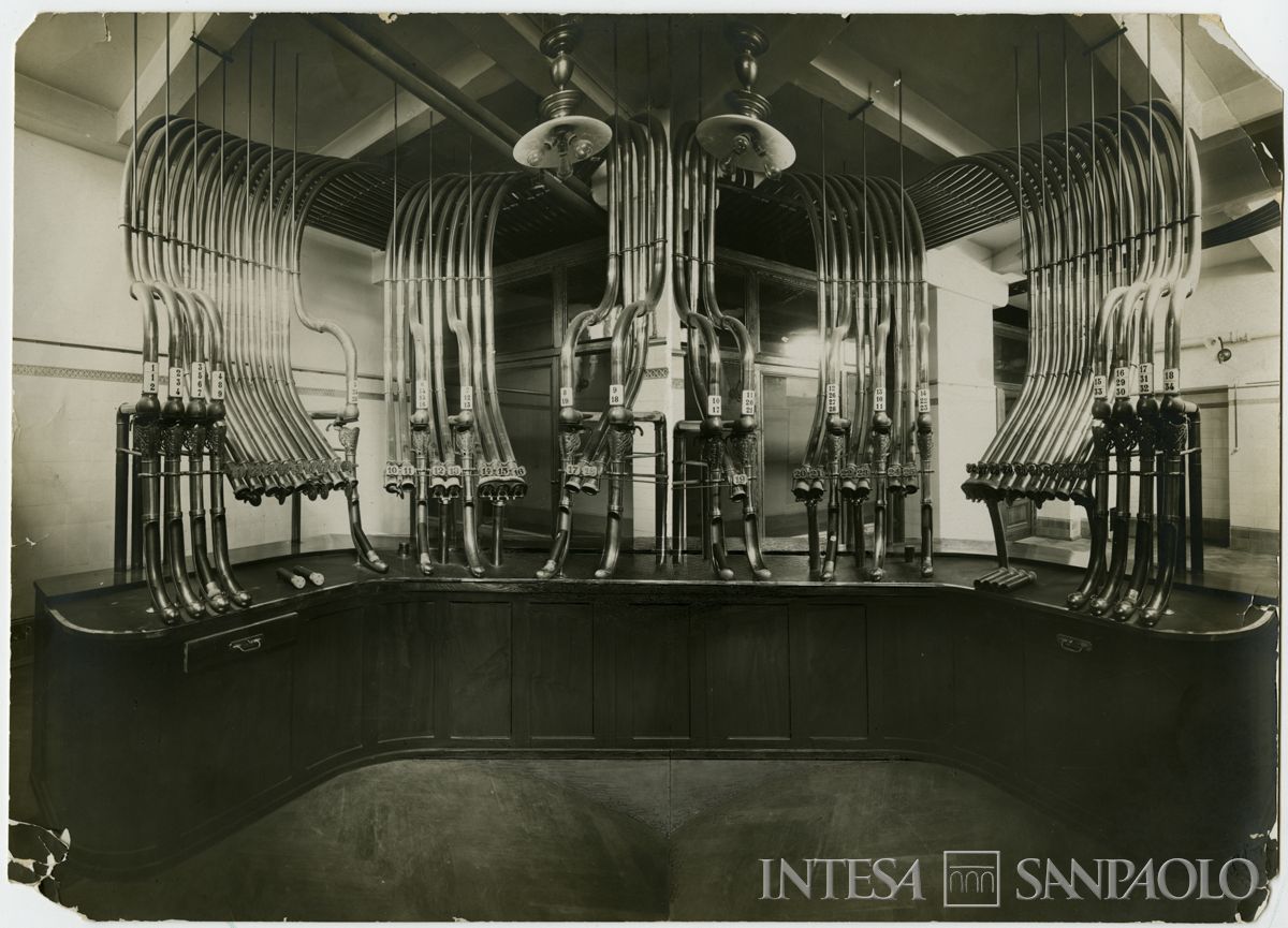 Palazzo di piazza della Scala 6, centralina di smistamento della posta pneumatica, fine 1911 (Luca Comerio)