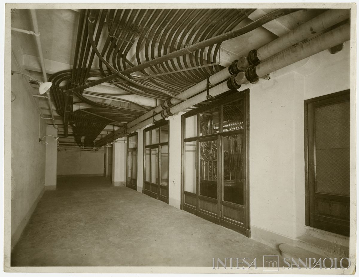 Palazzo di piazza della Scala 6, confluenza dei tubi della posta pneumatica alla centralina di smistamento, fine 1911 (Luca Comerio)