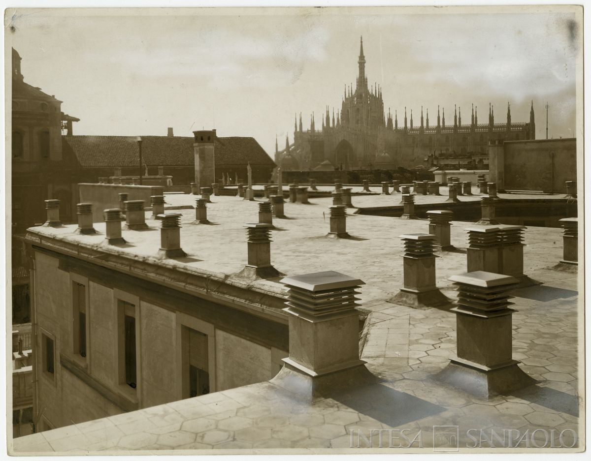 Palazzo di piazza della Scala 6, bocche di ventilazione sui tetti del palazzo (stampa ritoccata), fine 1911 (Luca Comerio)