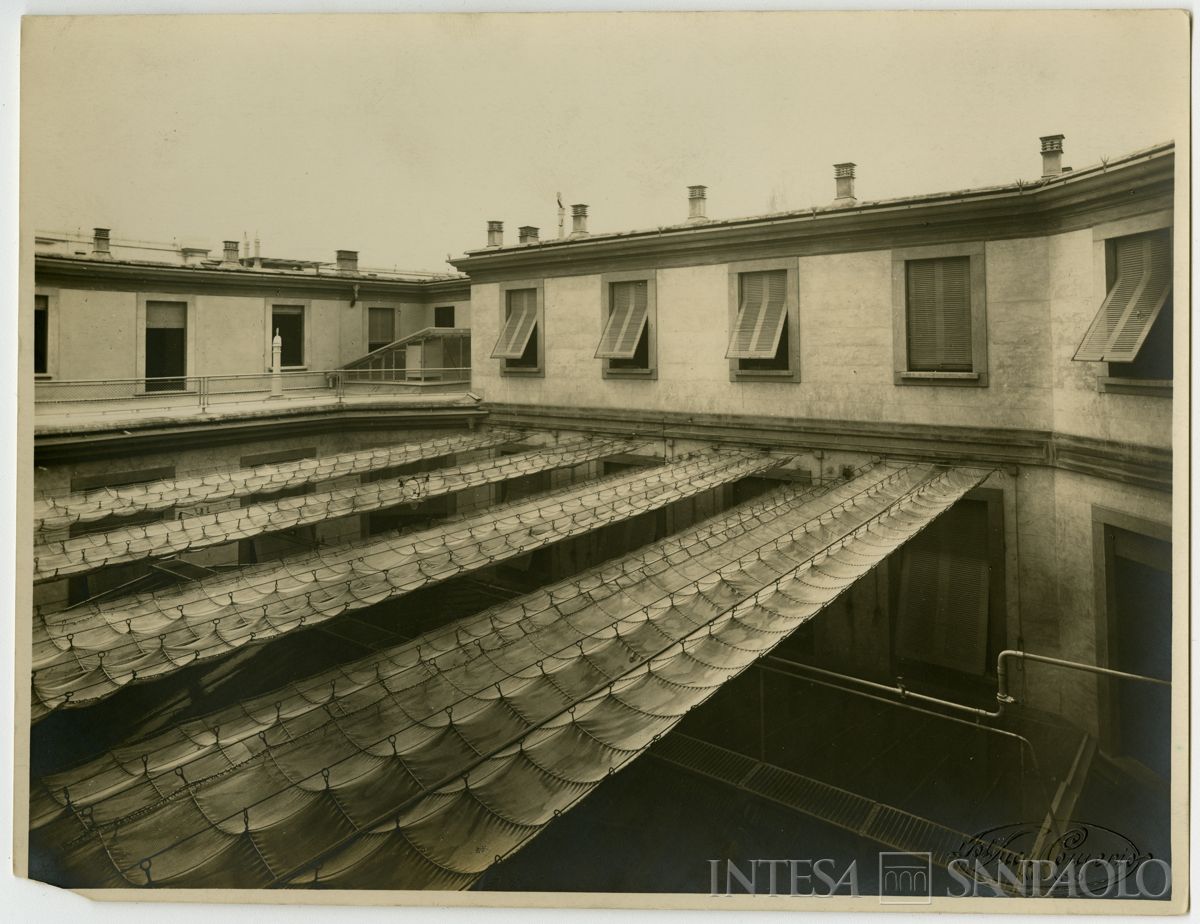 Palazzo di piazza della Scala 6, reti di lino a copertura del lucernario, fine 1911 (Luca Comerio)