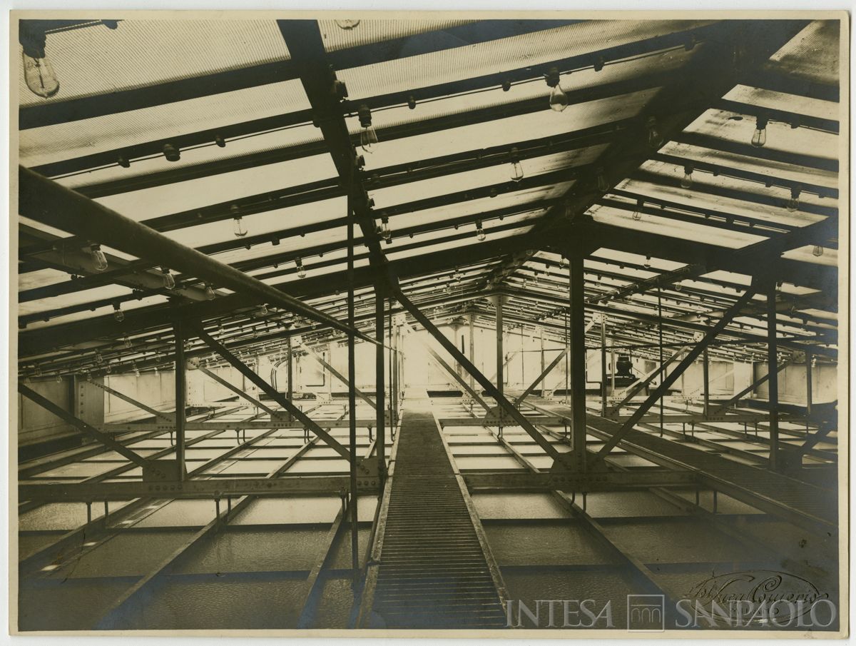 Palazzo di piazza della Scala 6, struttura interna del lucernario, fine 1911 (Luca Comerio)