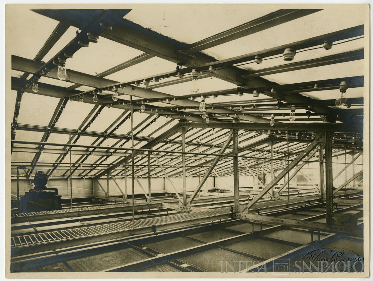 Palazzo di piazza della Scala 6, struttura interna del lucernario, fine 1911 (Luca Comerio)