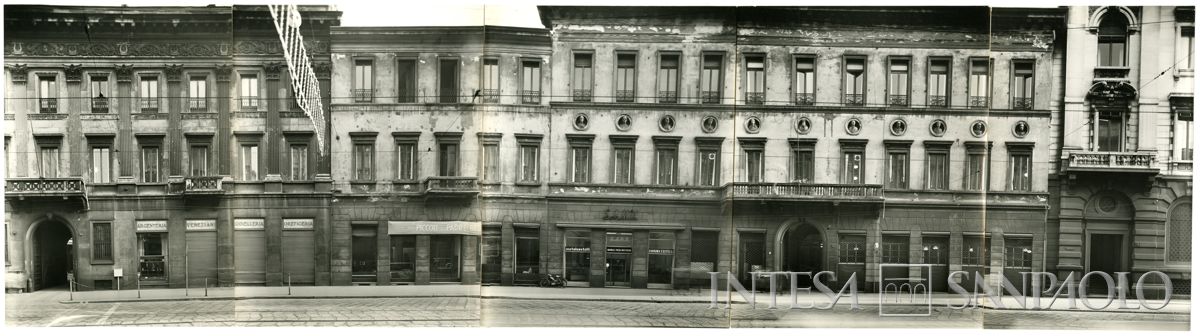 Prospetto delle facciate dei palazzi sulla via Manzoni, dal civico 4 al 10, anni 1960 (Publifoto)
