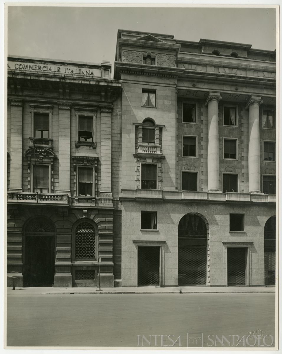 Milano, Via Case Rotte e via degli Omenoni, esterno del palazzo con accanto la sede centrale di Beltrami, 1932 (Antonio Paoletti)