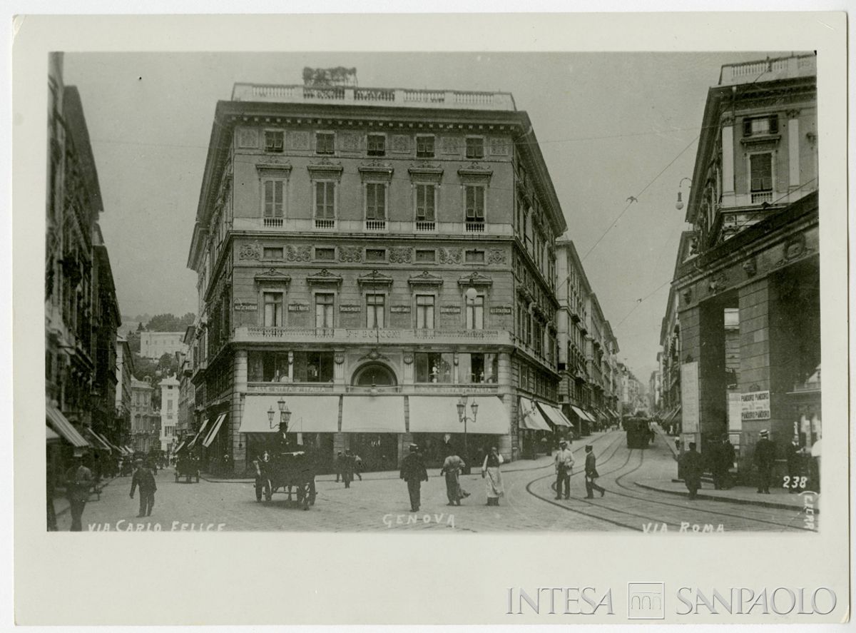 BCI, Genova: esterno del palazzo di via Carlo Felice angolo via Roma prima dell'apertura della sede BCI, all'epoca utilizzato dai grandi magazzini dei F.lli Bocconi "Alle città d'Italia", 1904-1905 (foto Emilio Ferro)