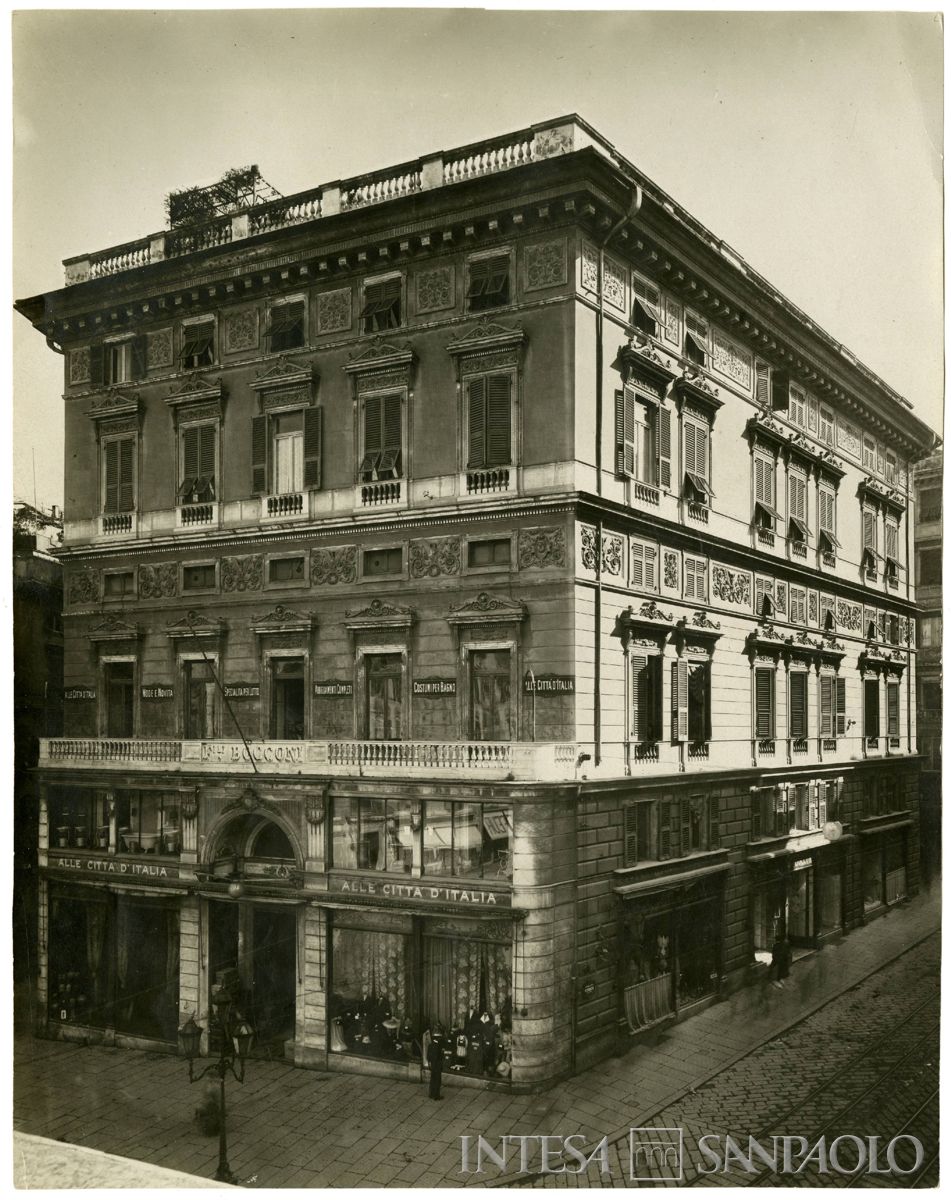 BCI, Genova: esterno del palazzo di via Carlo Felice angolo via Roma prima dell'apertura della sede BCI, all'epoca utilizzato dai grandi magazzini dei F.lli Bocconi "Alle città d'Italia", post 1880 - ante 1895 (foto di Alfred Noack, ristampa successiva di Carlo Paganini successore di Noak)