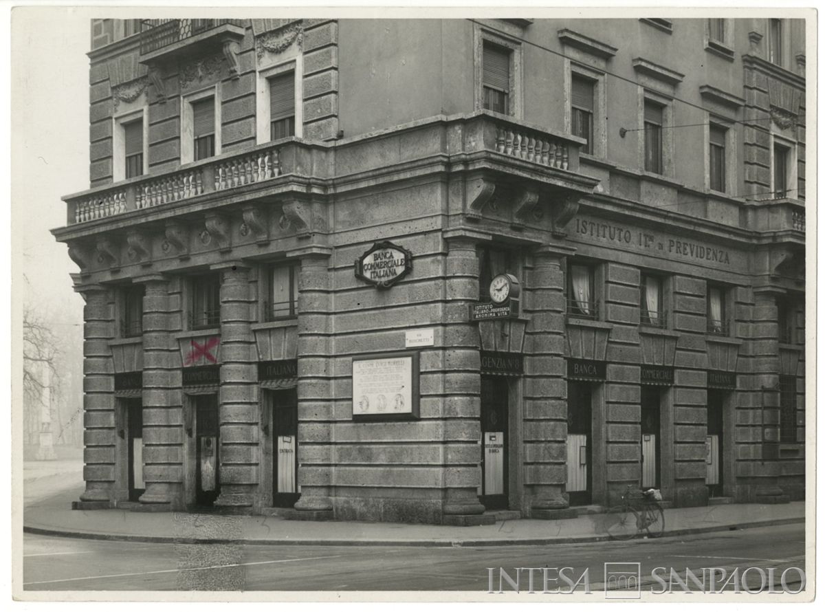 Banca Commerciale Italiana: esterno dell'agenzia di città n. 8 a Milano in Corso Venezia 61, ante 24 febbraio 1939 (fotografo sconosciuto)
