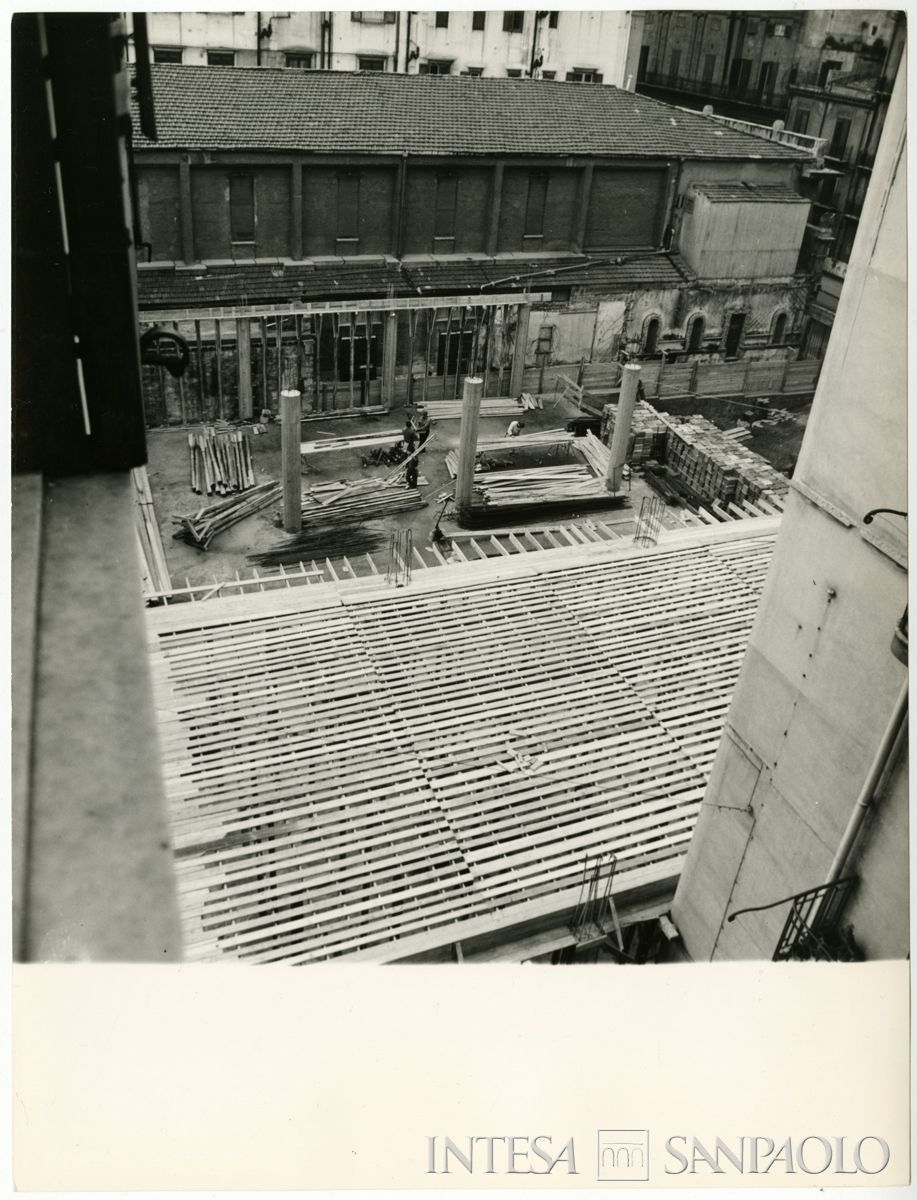 BCI, Palermo: sede di via Mariano Stabile 150/152 in costruzione. Dettaglio sulle colonne del salone del pubblico, fine 1962 - primi mesi del 1963 (Studio Fotografico Scafidi)