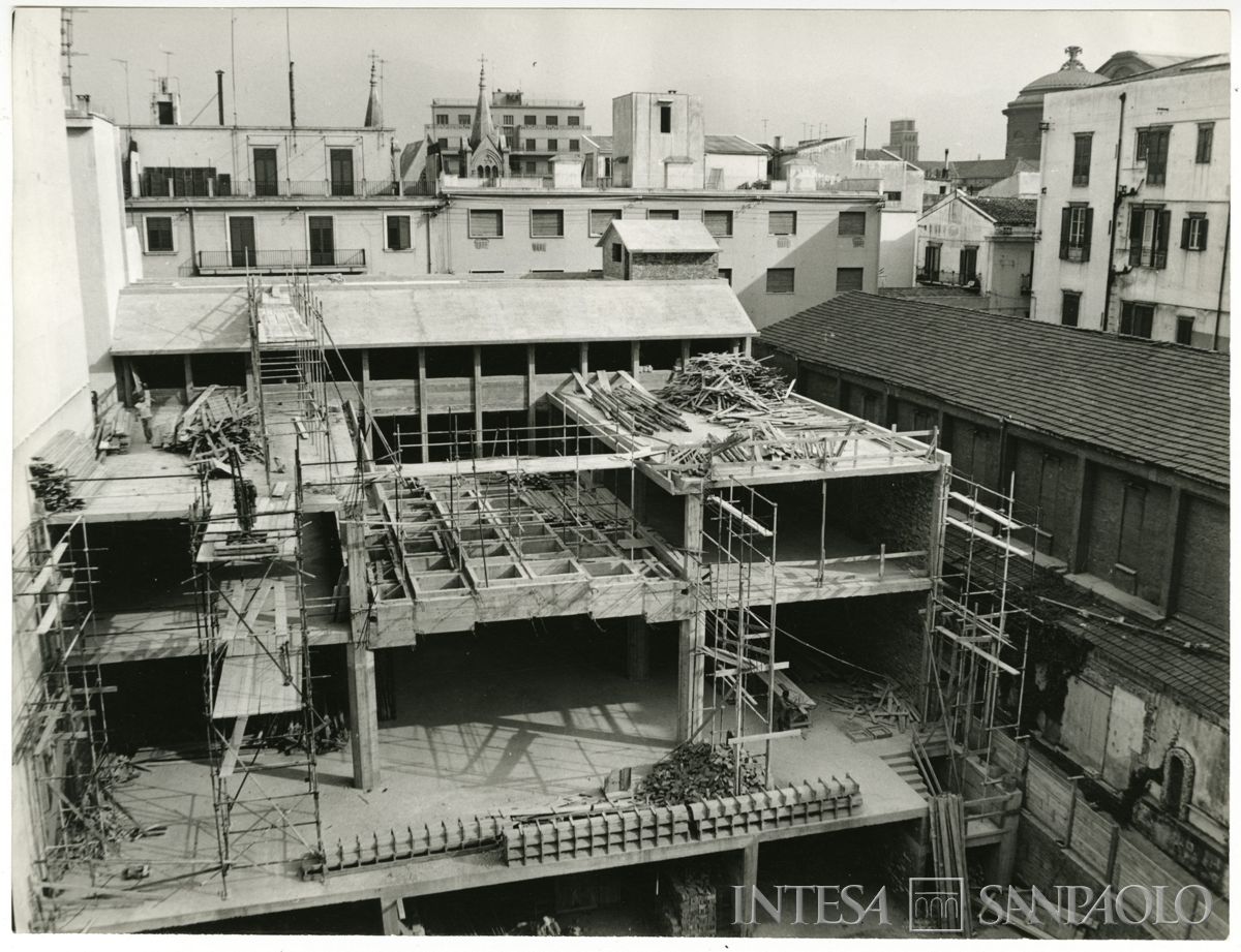 BCI, Palermo: sede di via Mariano Stabile 150/152 in costruzione, con la struttura in cemento per il velario del salone del pubblico, 5 giugno 1963 (Studio Fotografico Scafidi)
