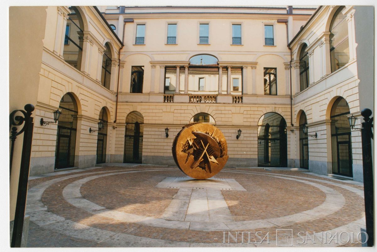 BCI, Torino, Palazzo Pallavicini Mossi, via Santa Teresa 9-11: cortile d'onore con al centro scultura di Arnaldo Pomodoro, marzo 1996 (foto di Roberto Grosso)