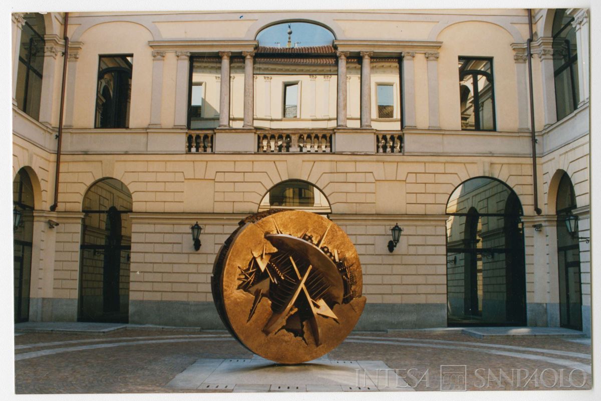 BCI, Torino, Palazzo Pallavicini Mossi, via Santa Teresa 9-11: cortile d'onore con al centro scultura di Arnaldo Pomodoro, marzo 1996 (foto di Roberto Grosso)