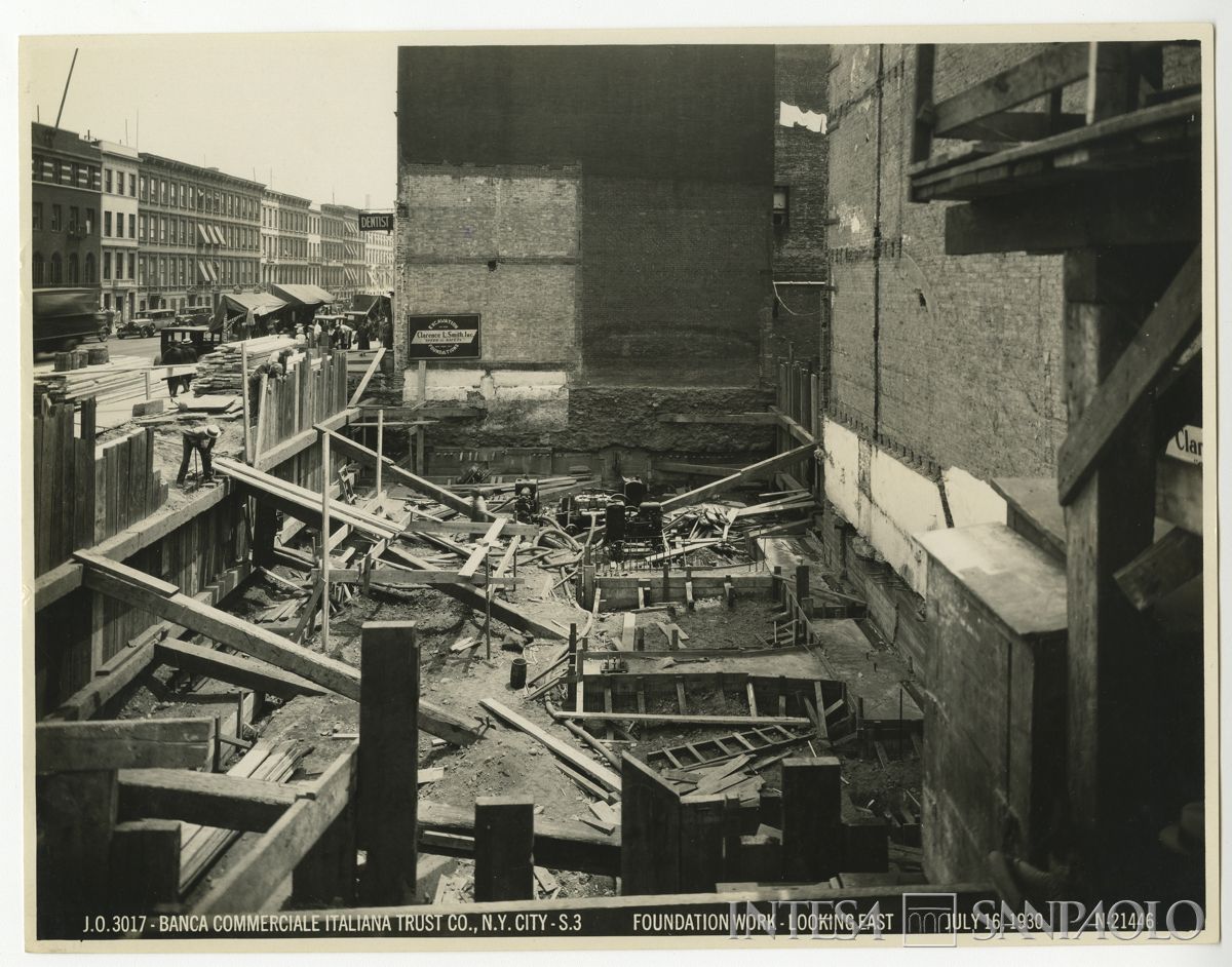 Banca Commerciale Italiana Trust Co., New York: agenzia di Harlem, 2nd Avenue angolo 116th Street, 1930-1931 (fotografo sconosciuto)