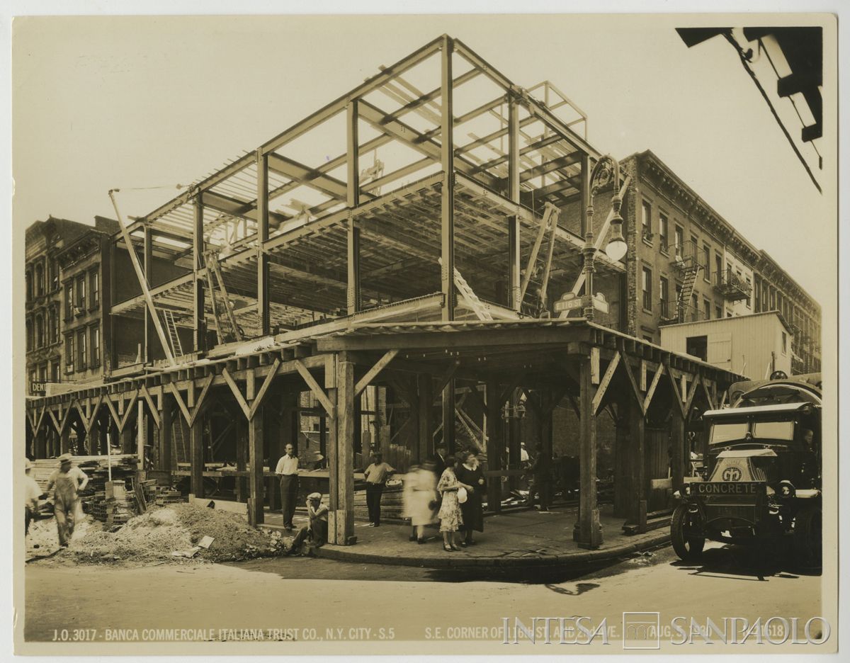 Banca Commerciale Italiana Trust Co., New York: agenzia di Harlem, 2nd Avenue angolo 116th Street, 1930-1931 (fotografo sconosciuto)