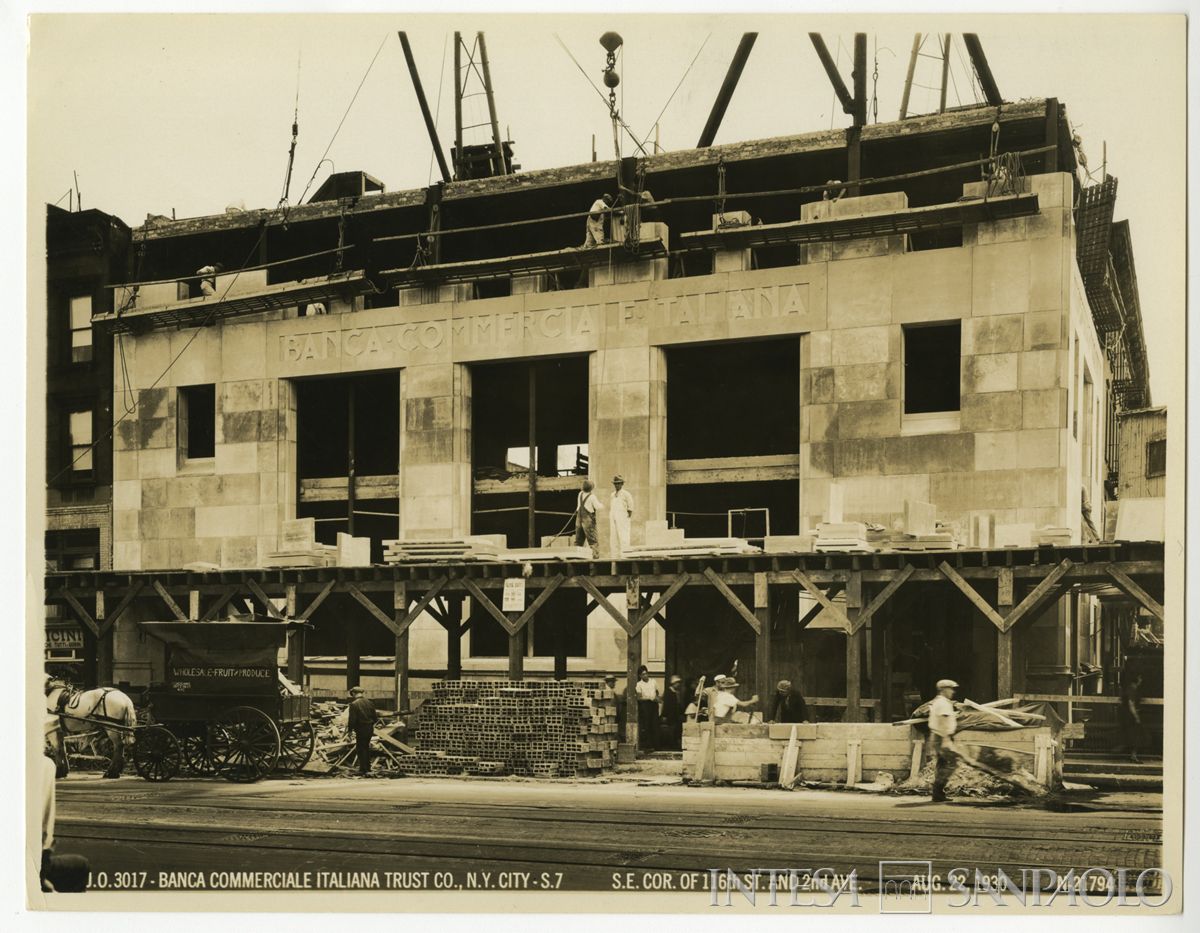 Banca Commerciale Italiana Trust Co., New York: agenzia di Harlem, 2nd Avenue angolo 116th Street, 1930-1931 (fotografo sconosciuto)