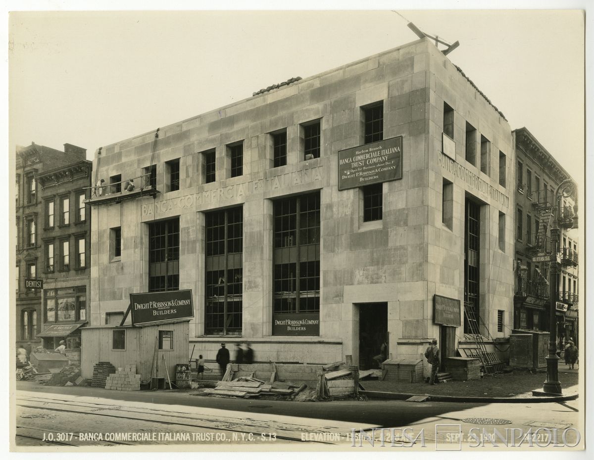 Banca Commerciale Italiana Trust Co., New York: agenzia di Harlem, 2nd Avenue angolo 116th Street, 1930-1931 (fotografo sconosciuto)