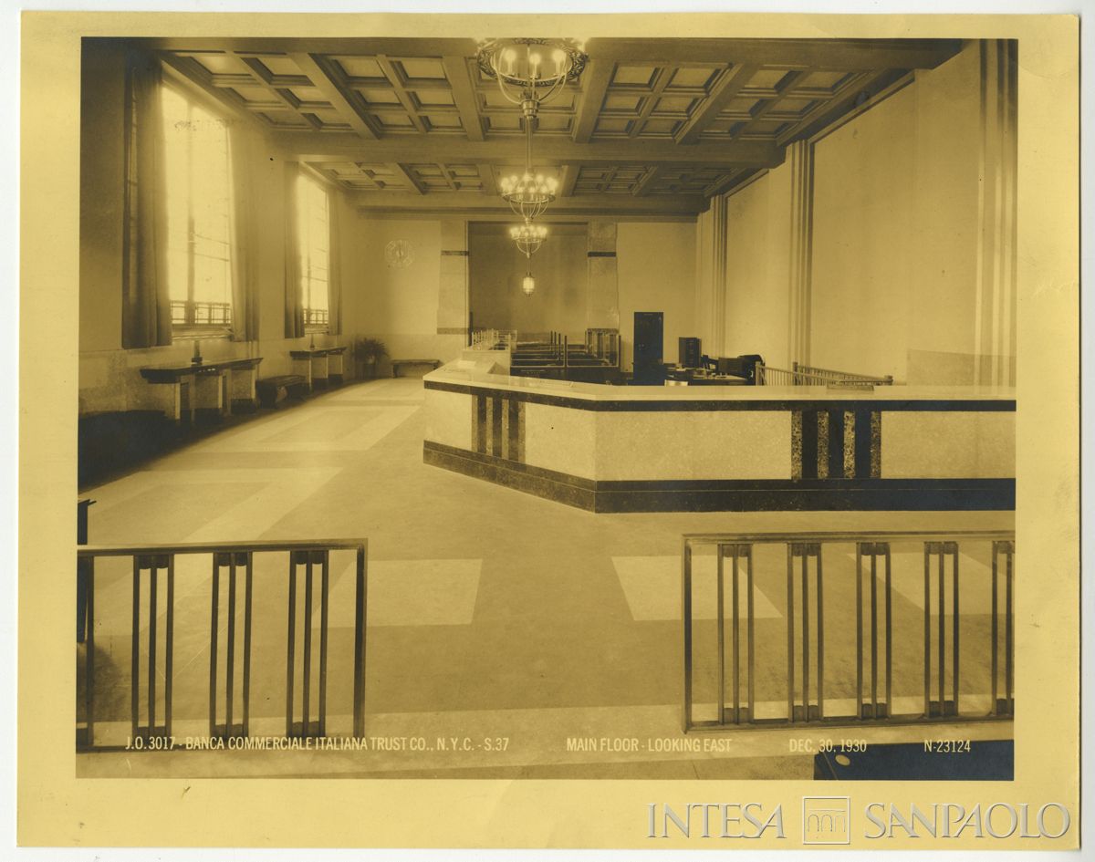 Banca Commerciale Italiana Trust Co., New York: agenzia di Harlem, 2nd Avenue angolo 116th Street, 1930-1931 (fotografo sconosciuto)