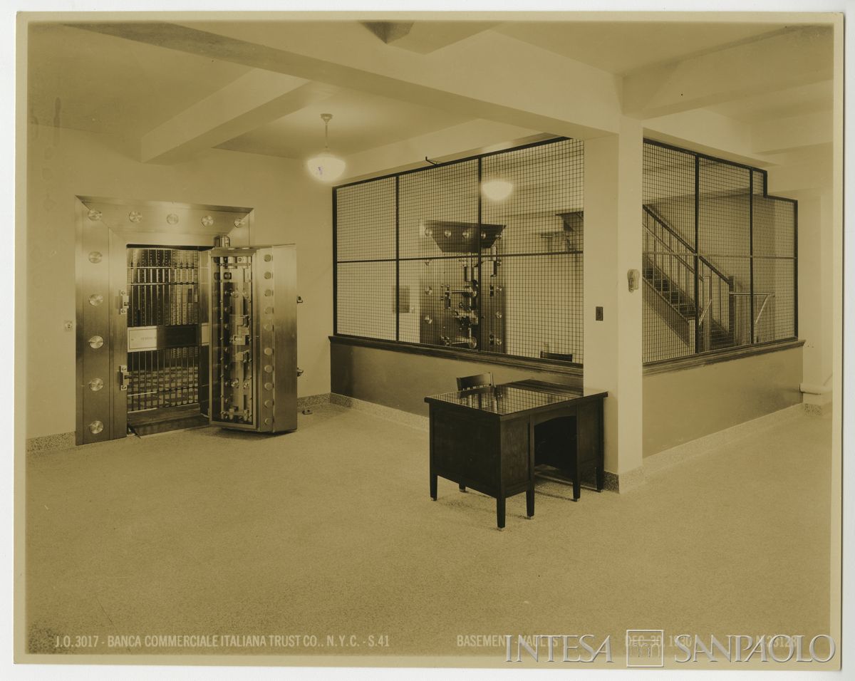 Banca Commerciale Italiana Trust Co., New York: agenzia di Harlem, 2nd Avenue angolo 116th Street, 1930-1931 (fotografo sconosciuto)