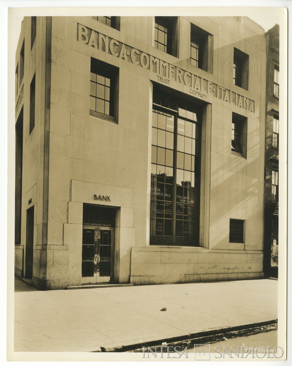 Banca Commerciale Italiana Trust Co., New York: agenzia di Harlem, 2nd Avenue angolo 116th Street, 1930-1931 (foto di Underwood and Underwood)