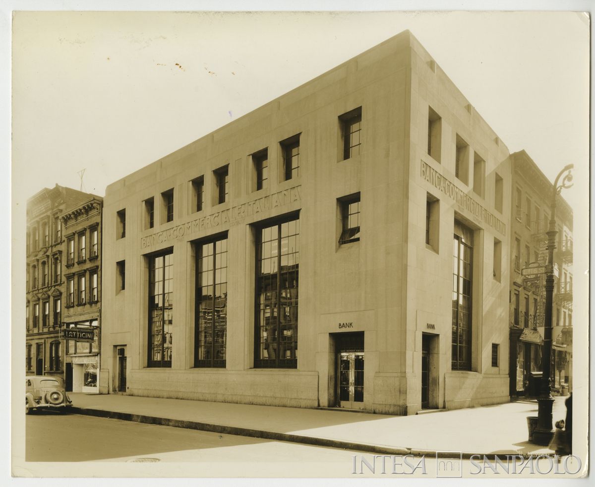 Banca Commerciale Italiana Trust Co., New York: agenzia di Harlem, 2nd Avenue angolo 116th Street, 1930-1931 (foto di Underwood and Underwood)