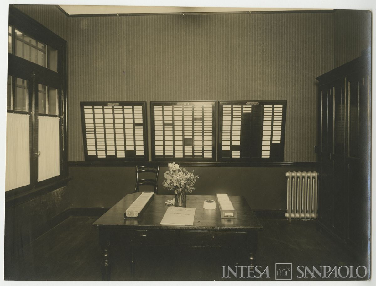 Banca Francese e Italiana per l'America del Sud, Buenos Aires: succursale di Cangallo 500, 1922 ca. (fotografo sconosciuto)