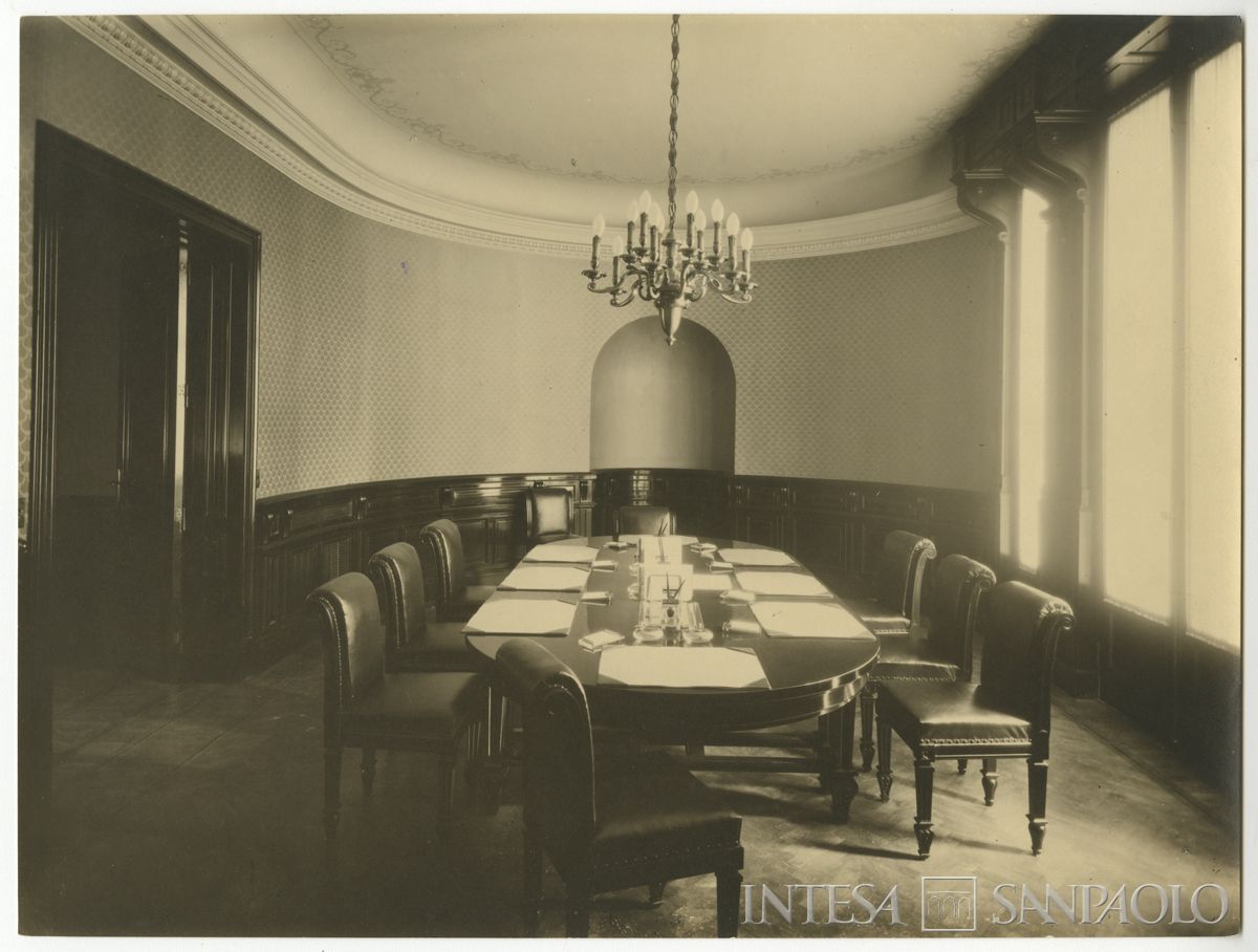 Banca Francese e Italiana per l'America del Sud, Buenos Aires: succursale di Cangallo 500, 1922 ca. (fotografo sconosciuto)