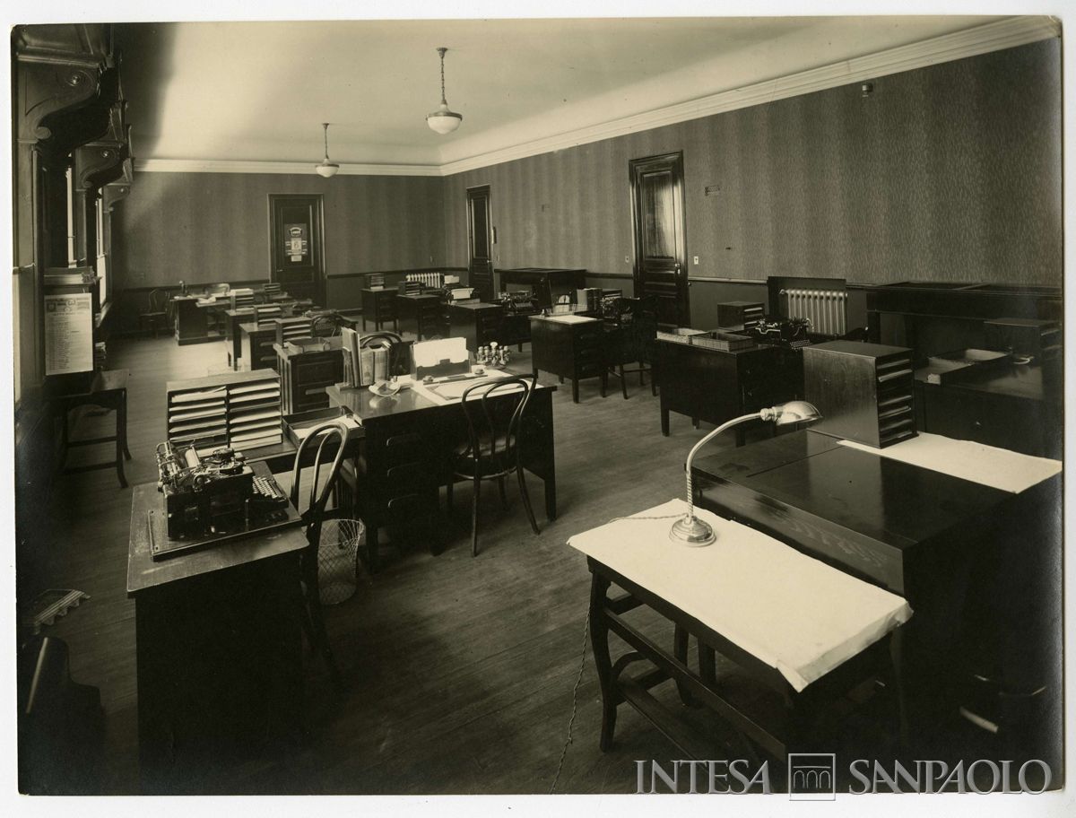 Banca Francese e Italiana per l'America del Sud, Buenos Aires: succursale di Cangallo 500, 1922 ca. (fotografo sconosciuto)