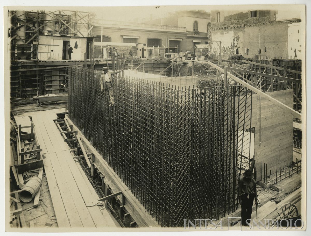 Banco Italiano, Lima: il cantiere per la sede di Calle Carrera.      Posa dei ferri per la colata di cemento armato, 22 maggio 1928 (fotografo sconosciuto)