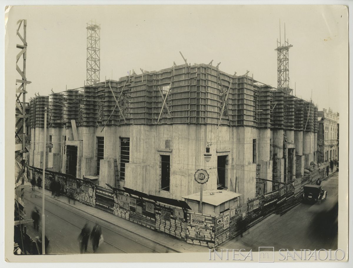 Banco Italiano, Lima: il cantiere per la sede di Calle Carrera. Vista ad angolo della facciata in costruzione, 13 agosto 1928 (fotografo sconosciuto)